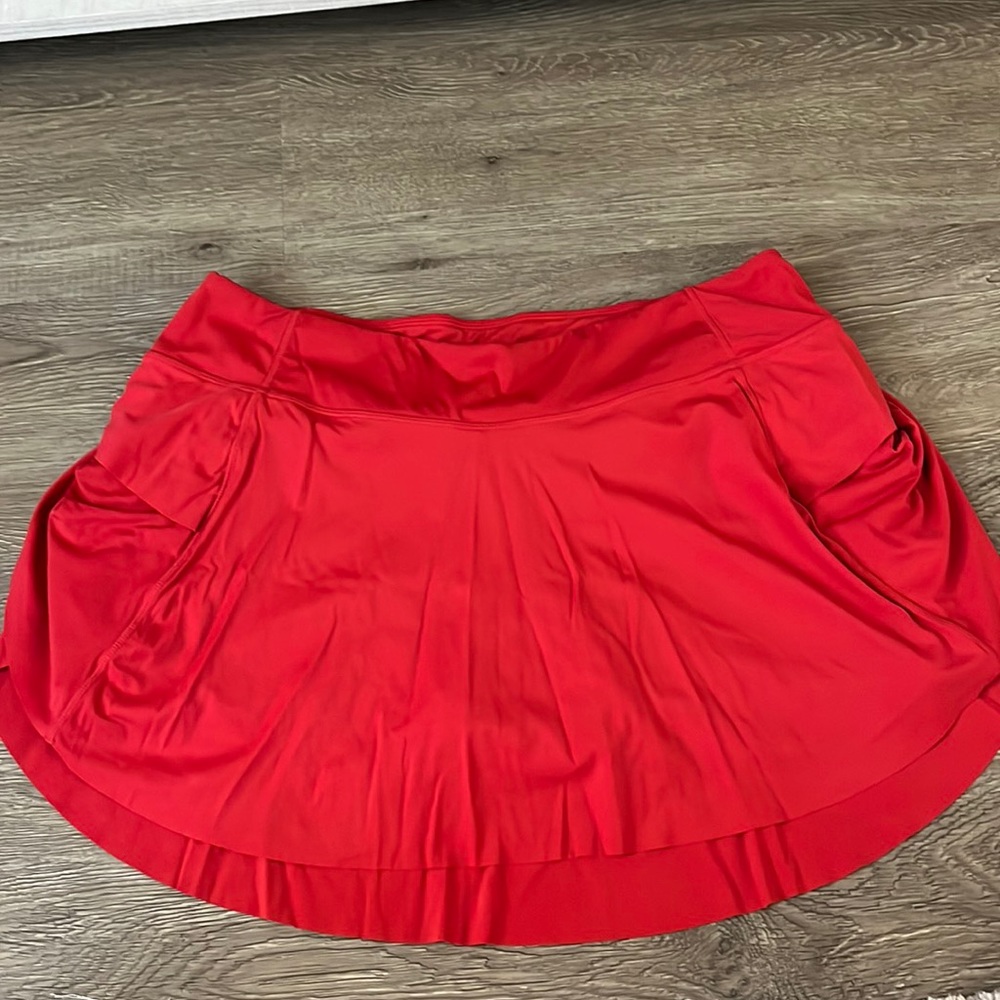 Red grand slam zyia skirt with built in shorts and pockets